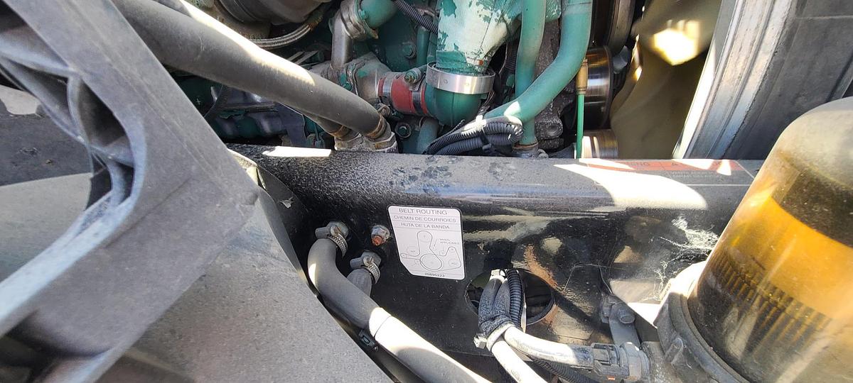 Used 2015 VOLVO VNL64T780