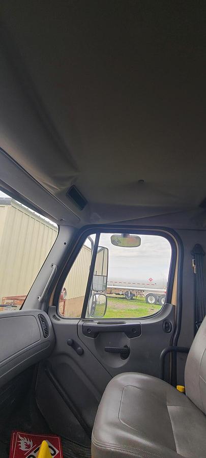 Used 2006 FREIGHTLINER M2 106