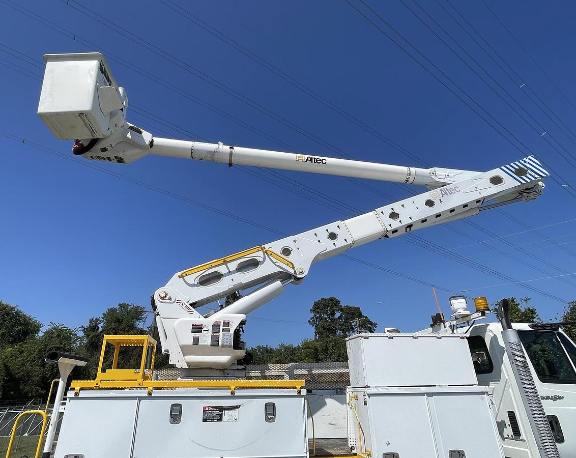 Used 2013 INTERNATIONAL 4300 Utility Bucket