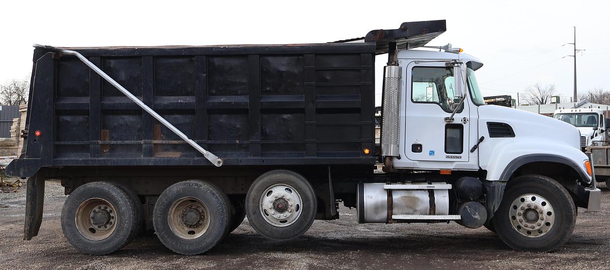 Used 2007 MACK Granite CV713