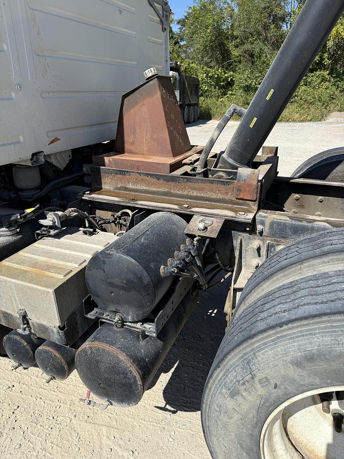 Used 2016 VOLVO VHDNC64RN