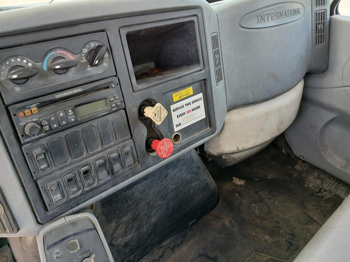 Used 2002 INTERNATIONAL 4300