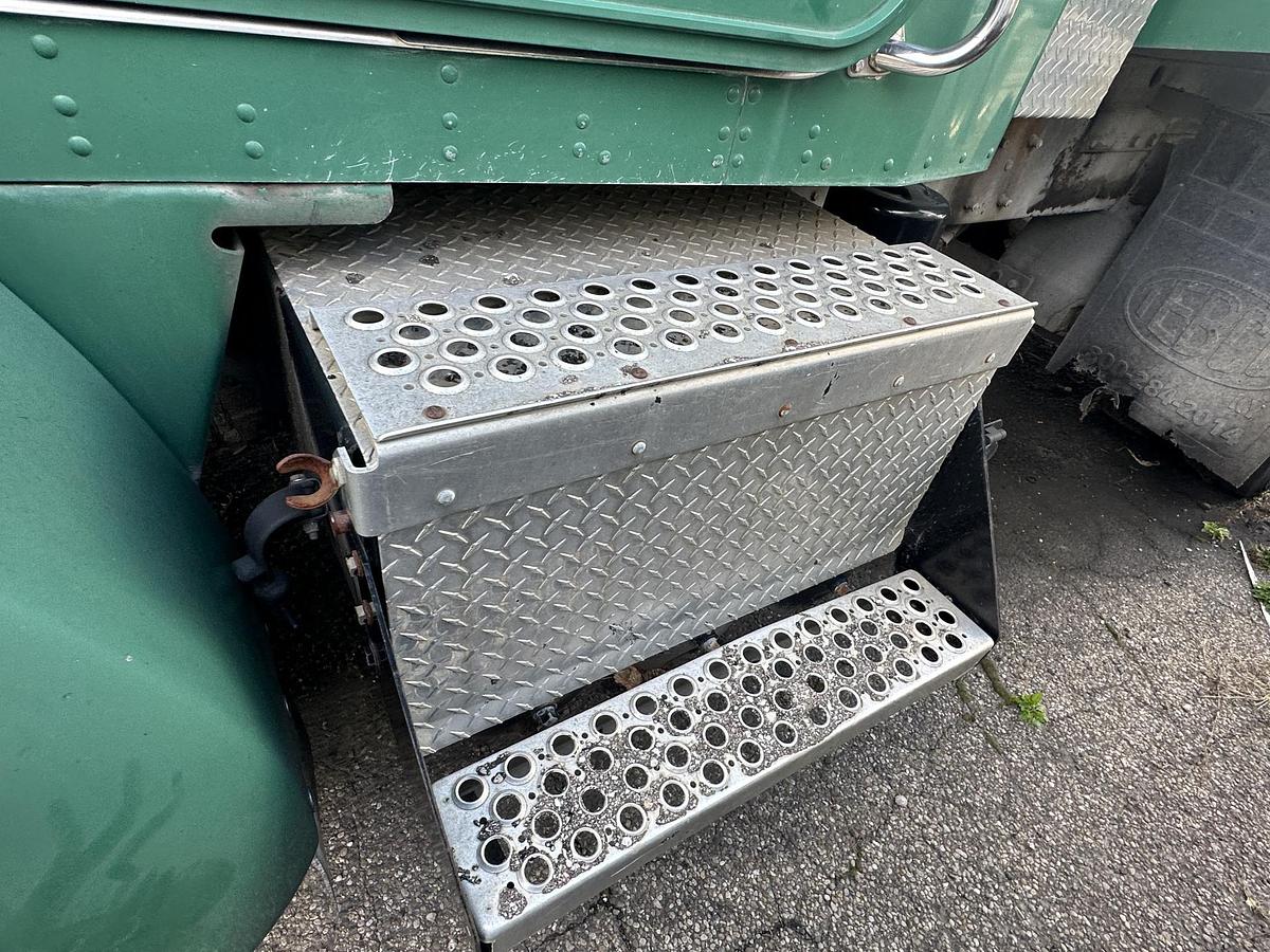 Used 2004 KENWORTH T300