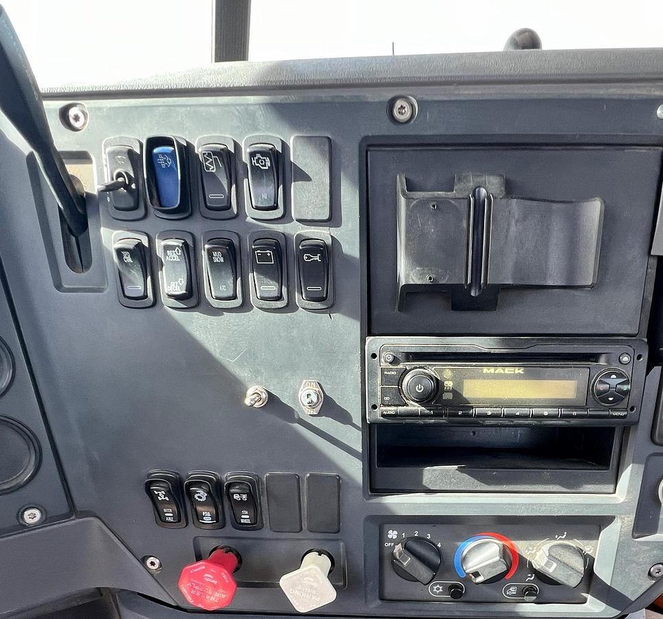 Used 2011 MACK Pinnacle CHU613