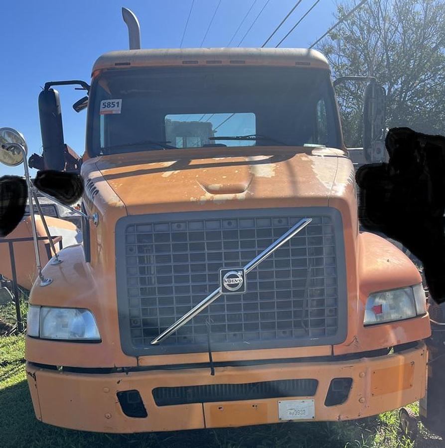 Used 2004 VOLVO VNM-200