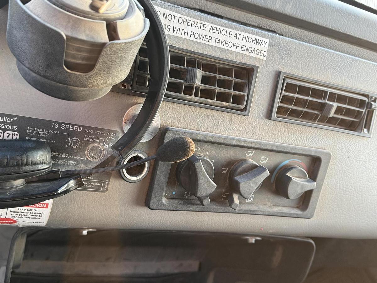 Used 2004 FREIGHTLINER FL112