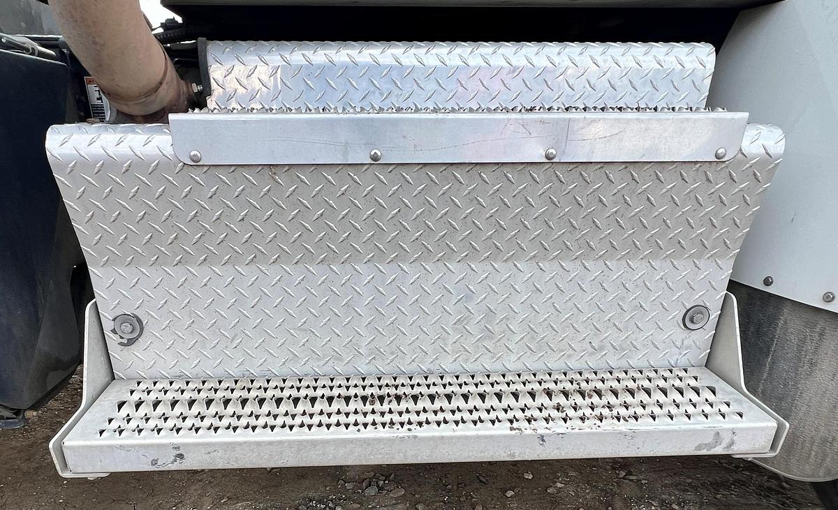 Used 2016 PETERBILT 348