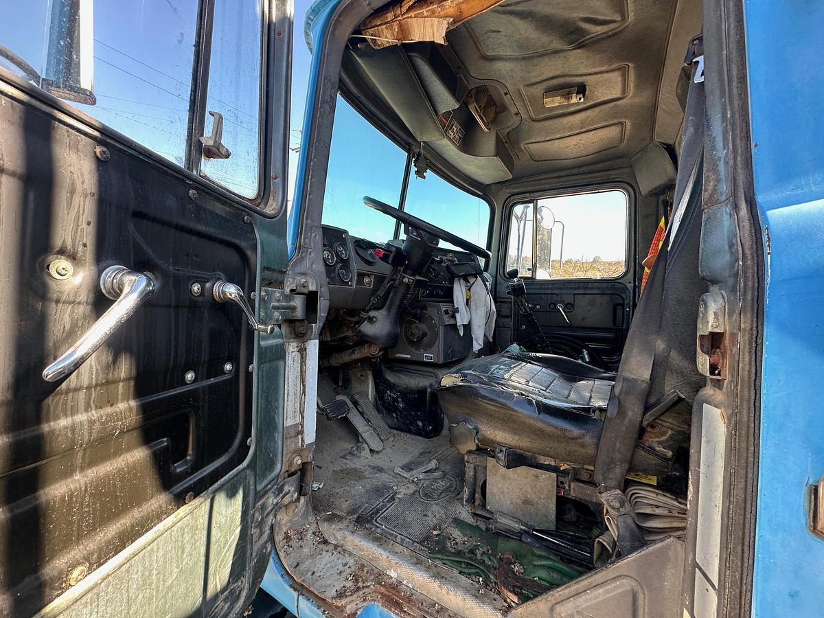 Used 2000 MACK DM690S Conveyor