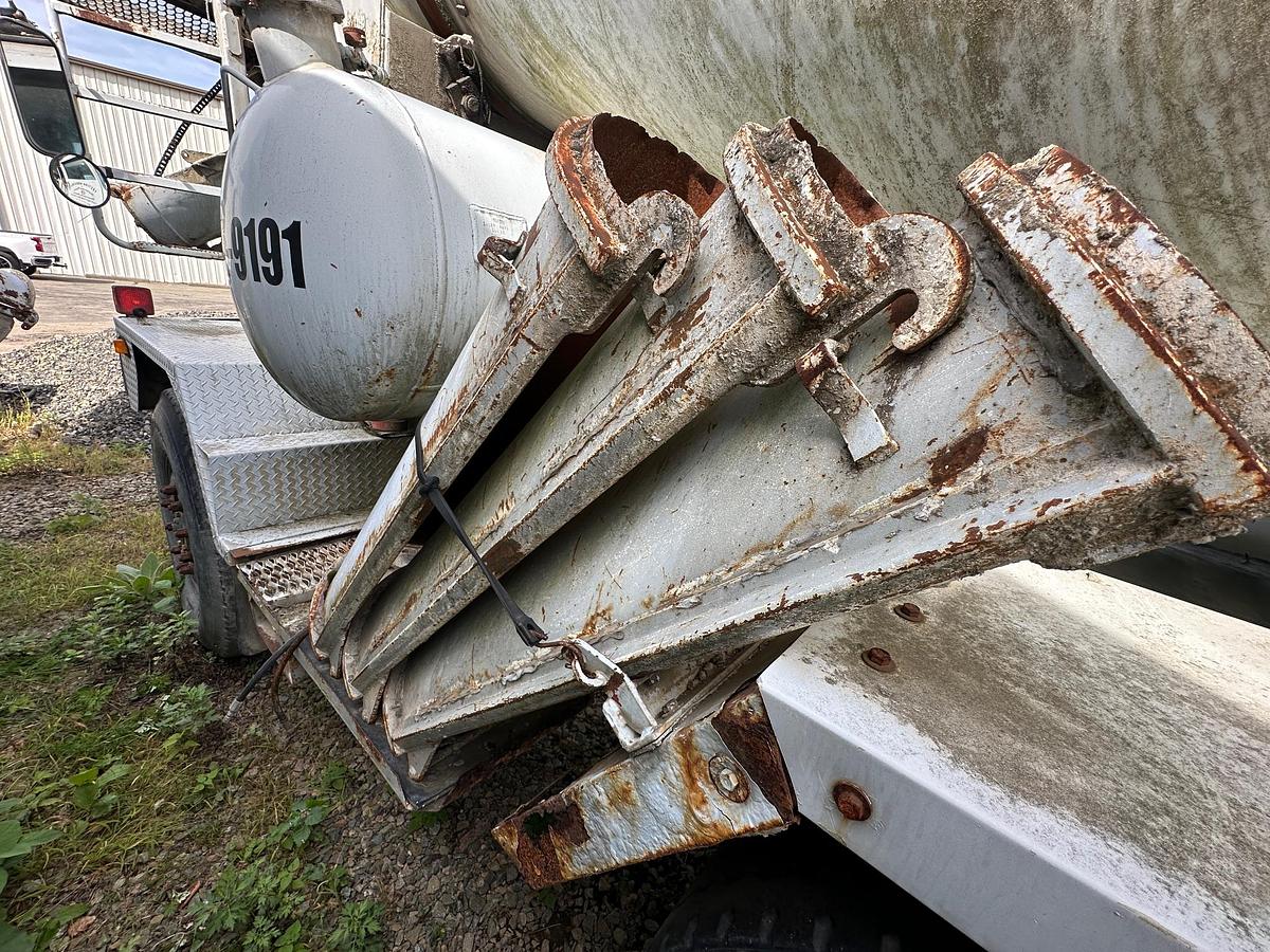 Used 1997 ADVANCE Front Discharge Mixer