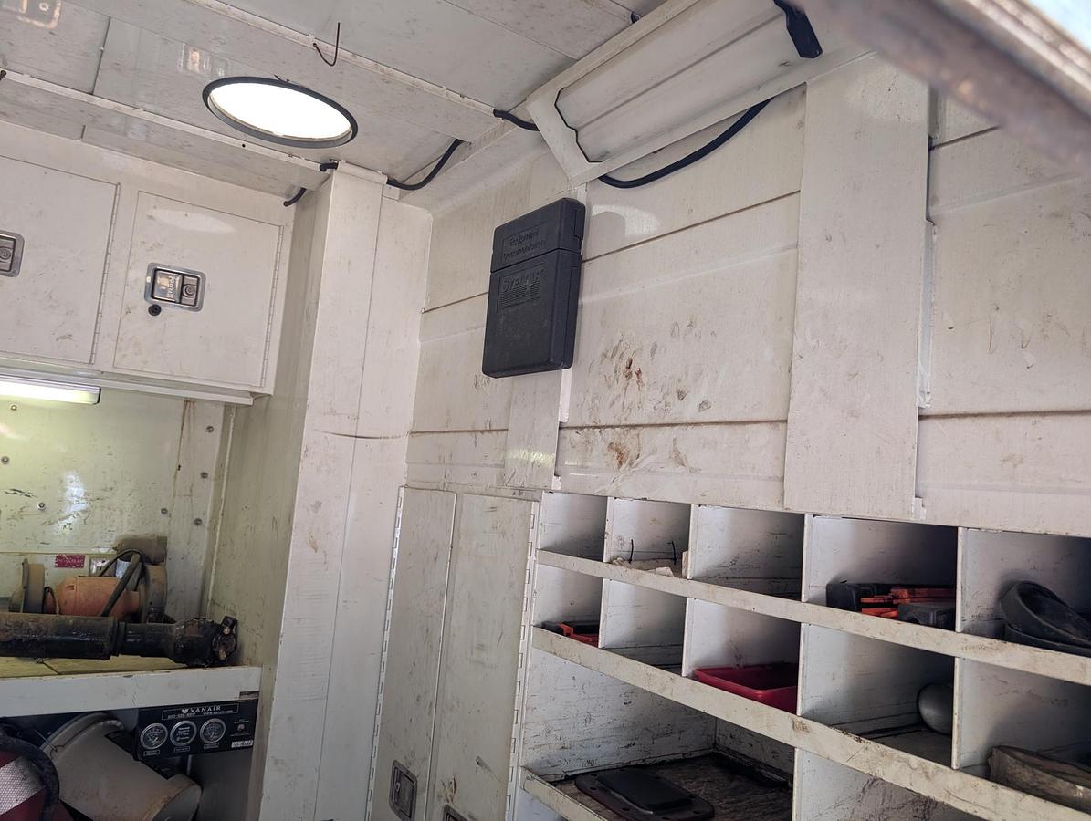 Used 2001 INTERNATIONAL DT466