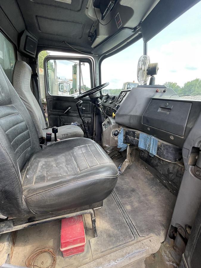 Used 2001 MACK RD 690S Tri Axle