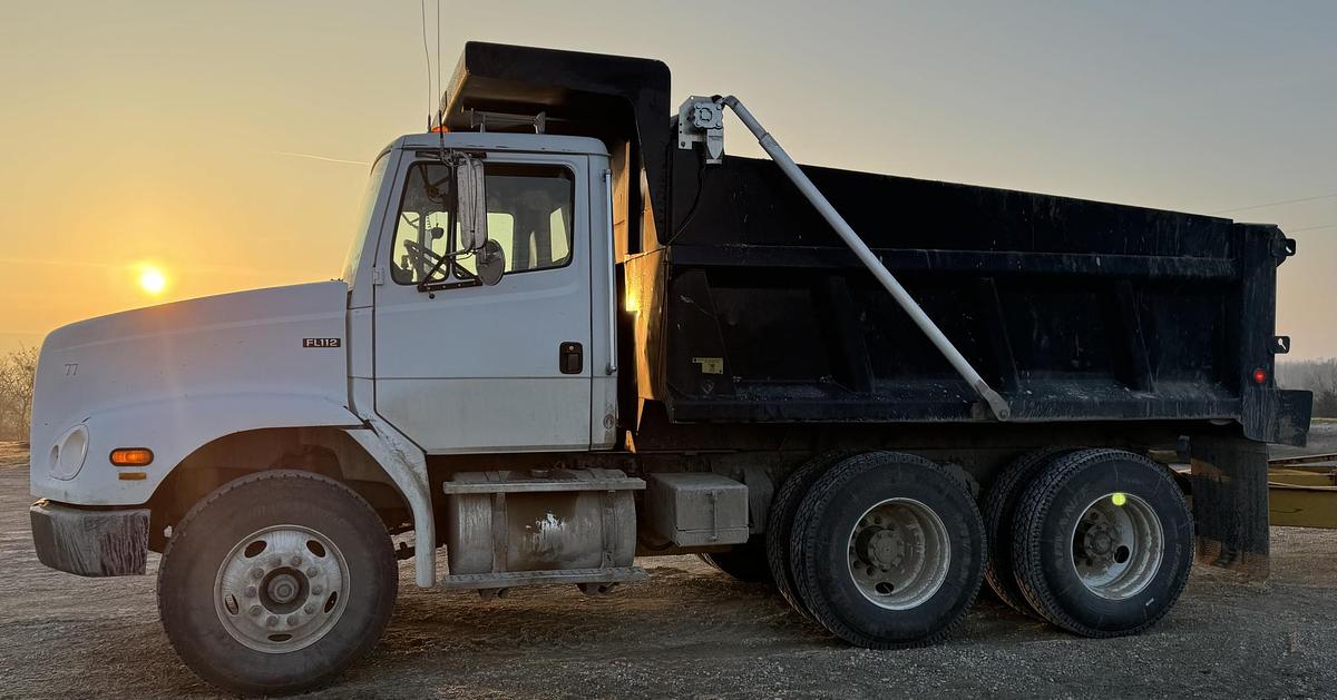 Used 2004 FREIGHTLINER FL112