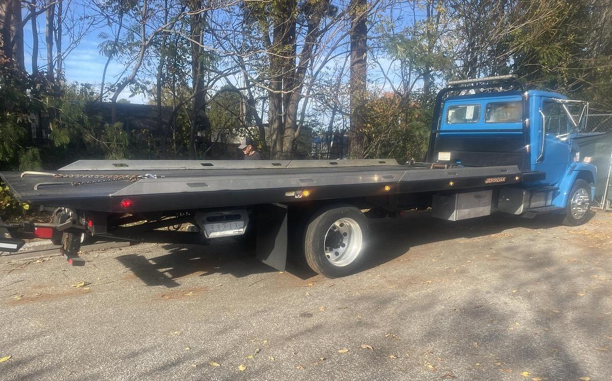 Used 2005 FREIGHTLINER FL70