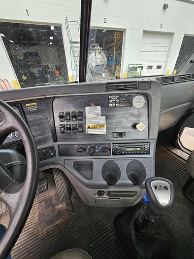 Used 2008 FREIGHTLINER Columbia