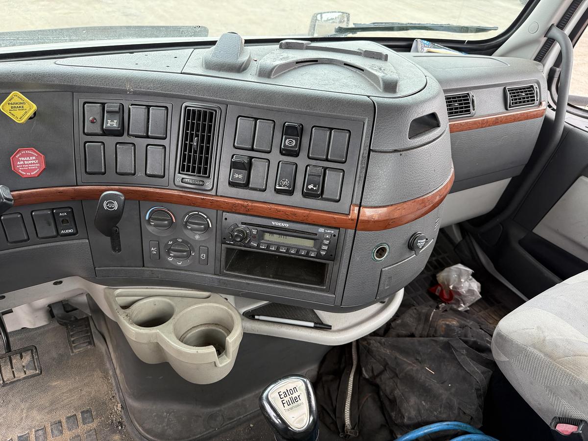 Used 2010 VOLVO VNL64TN