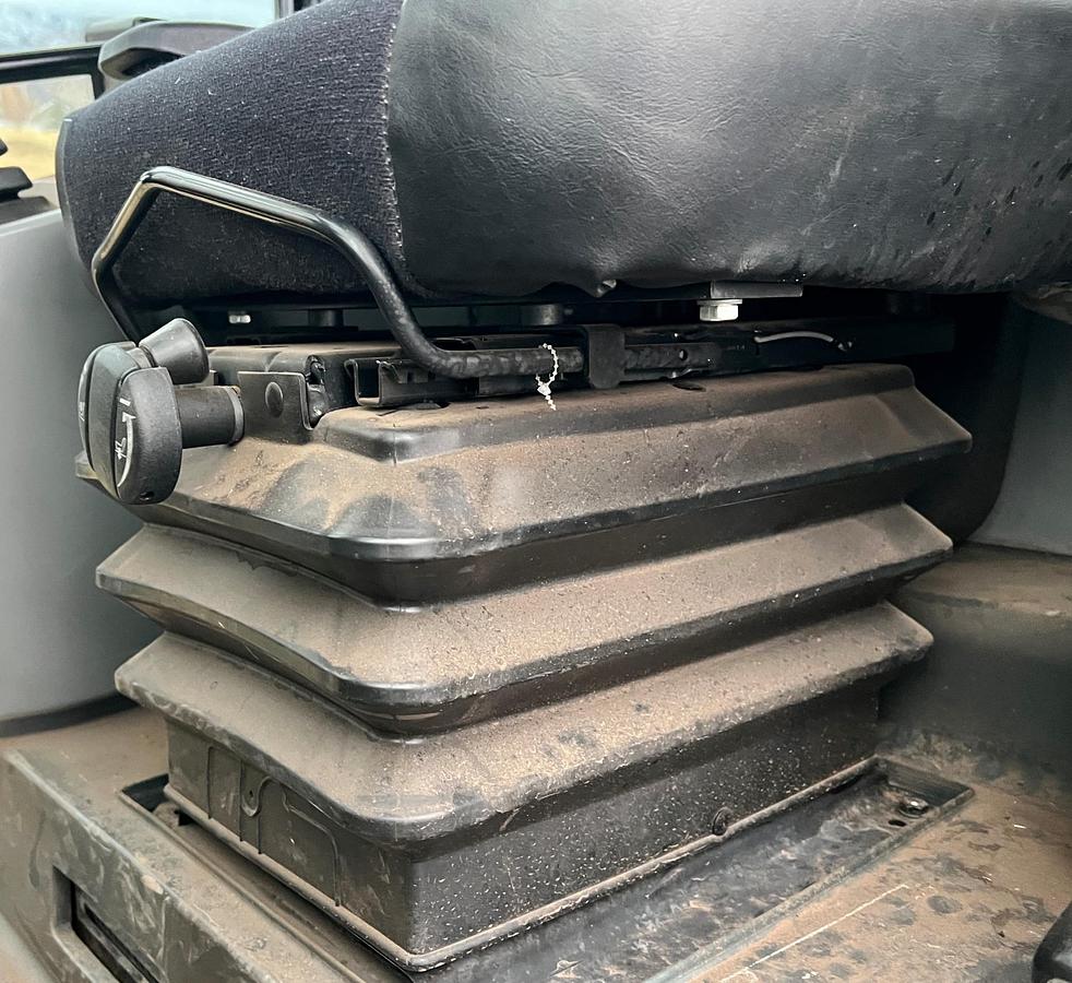 Used 2016 CATERPILLAR 907M