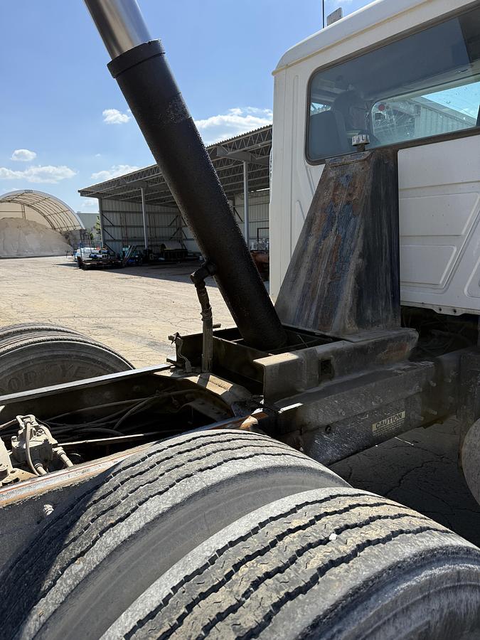 Used 2005 MACK CV713