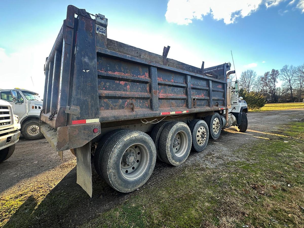 Used 2002 MACK RD688S