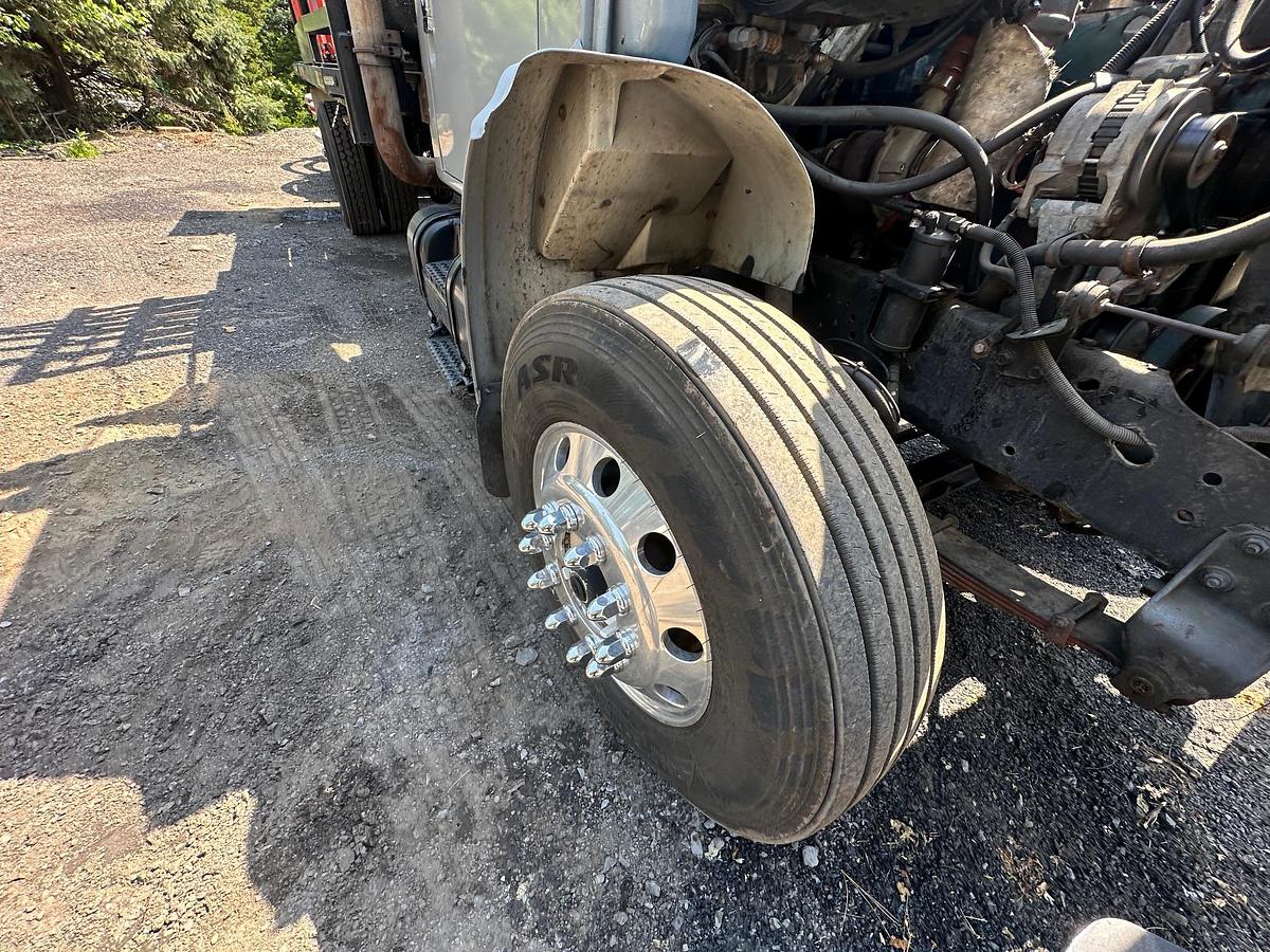 Used 2001 INTERNATIONAL 4900 Attenuator Truck