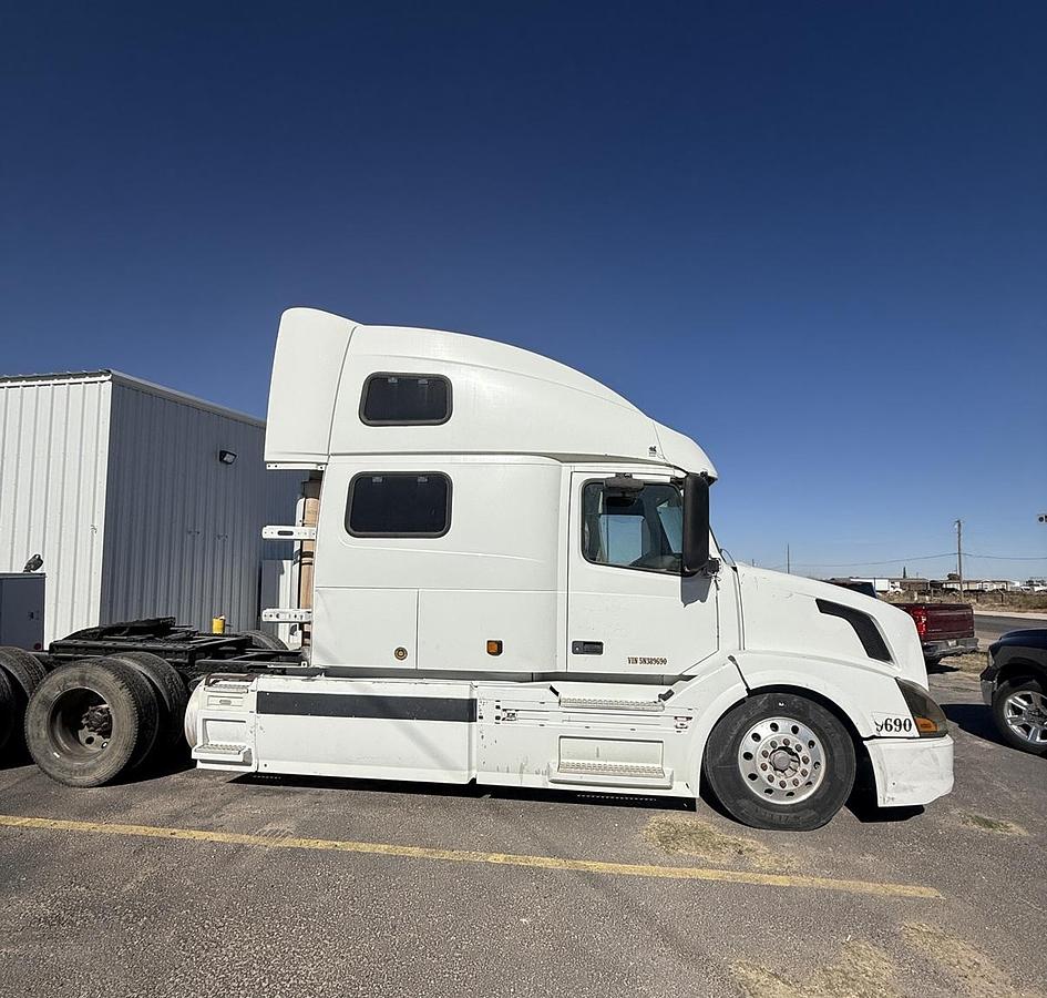 Used 2005 VOLVO VNL 64T670