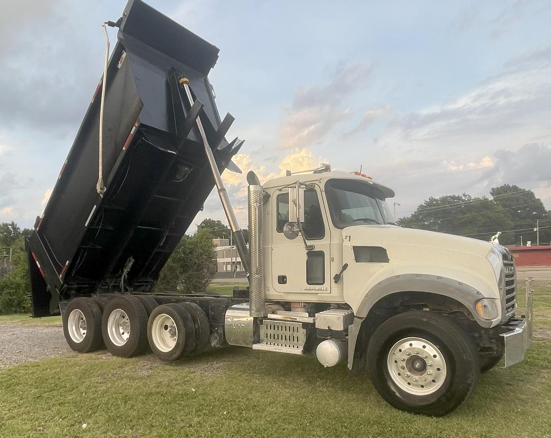Used 2017 MACK Granite GU713