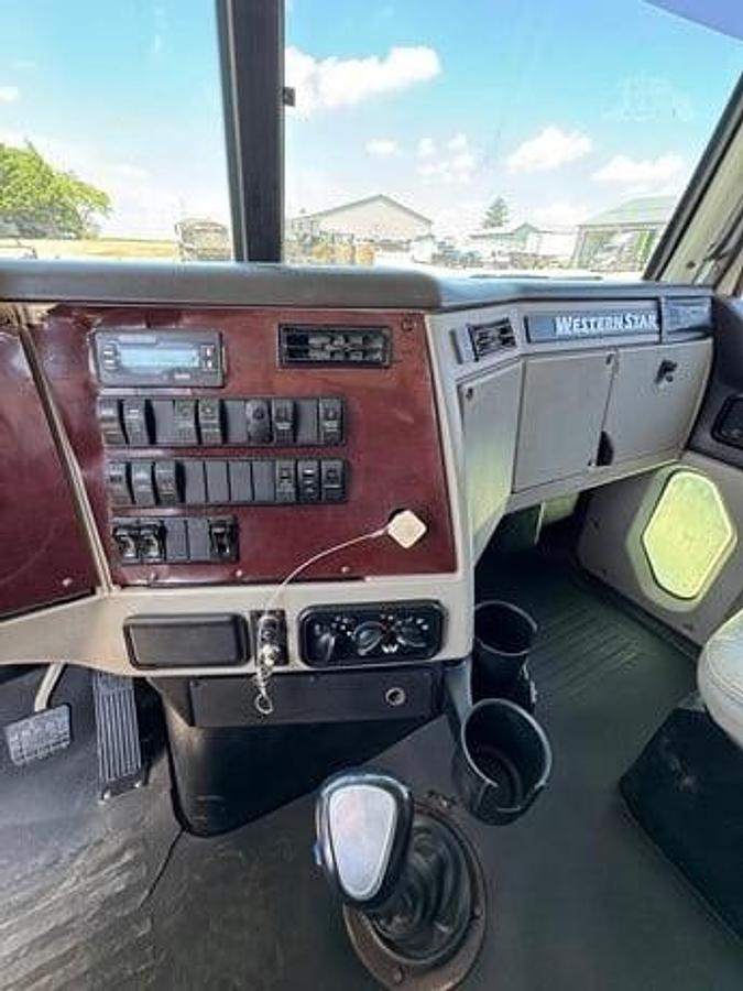Used 2013 WESTERN STAR 4700