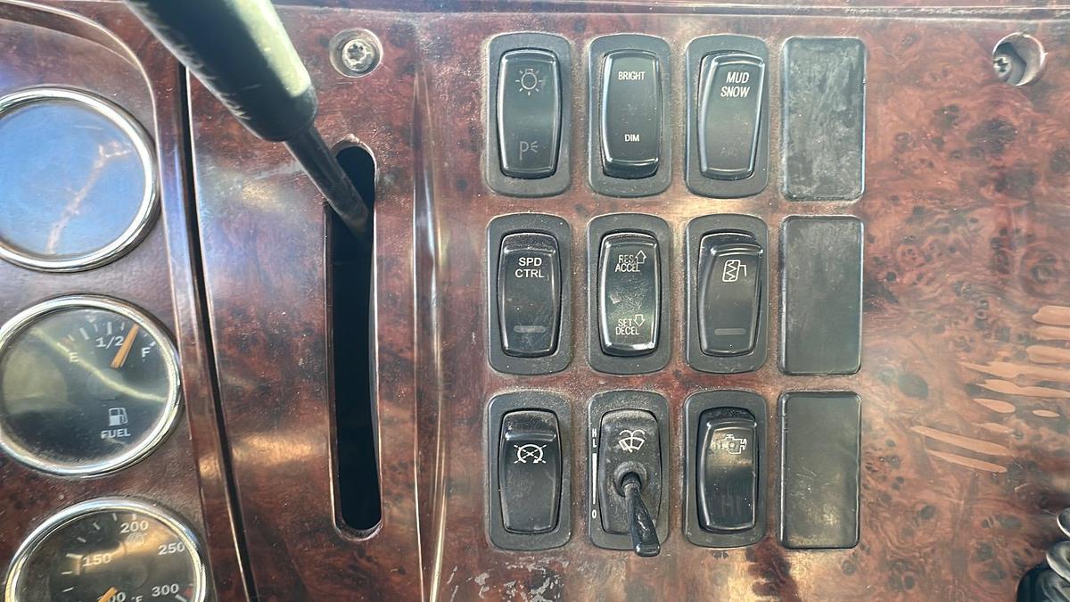 Used 2005 MACK CV713