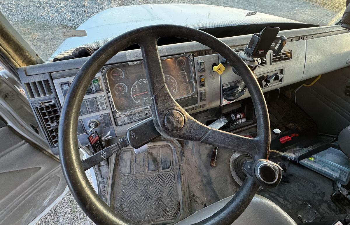 Used 2004 FREIGHTLINER FL112