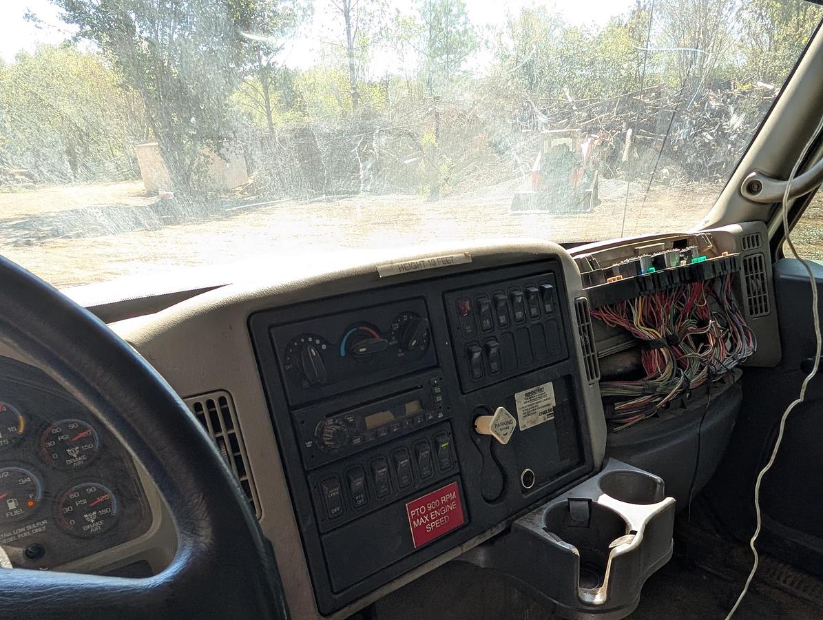 Used 2001 INTERNATIONAL DT466