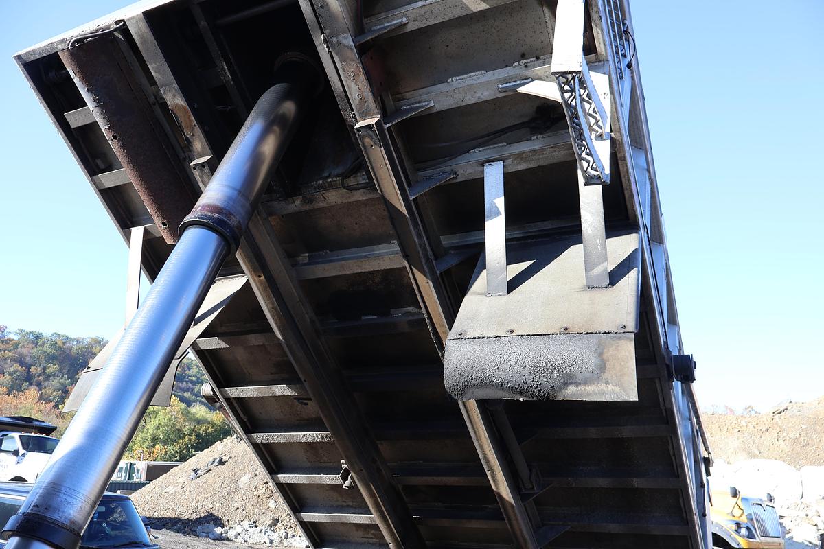 Used 1996 MACK RD690S