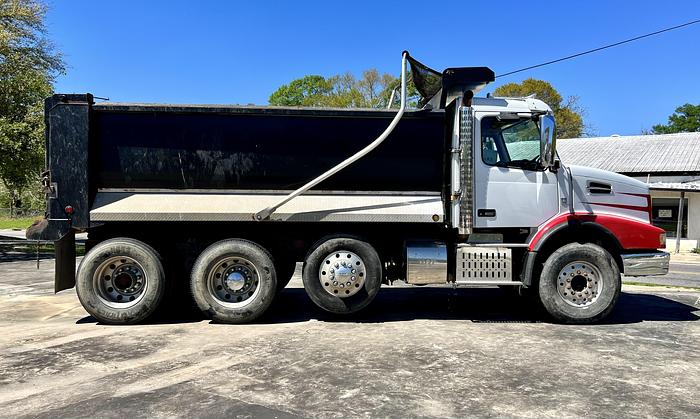 Used 2016 VOLVO VHD84B200