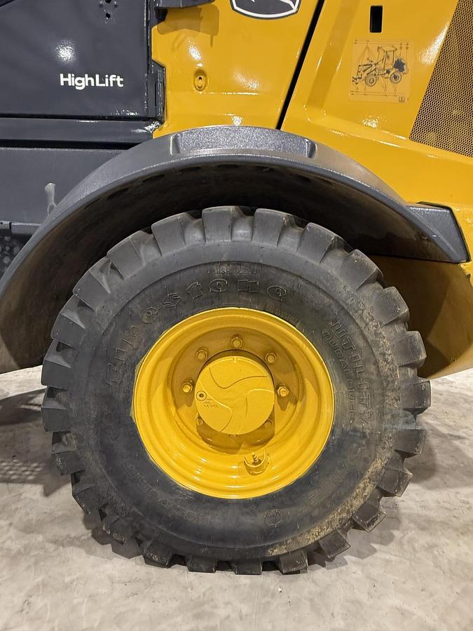 Used 2022 DEERE 324L