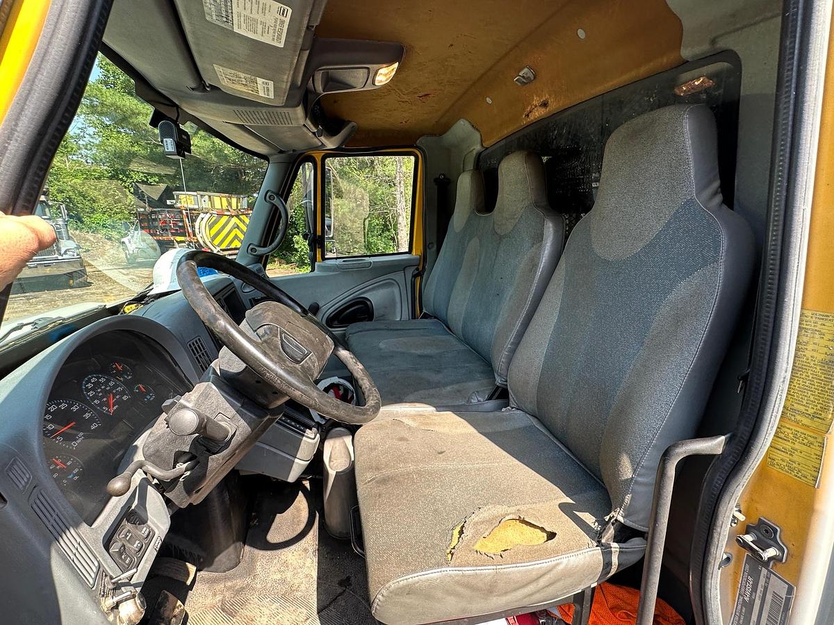 Used 2004 INTERNATIONAL 4300 Attenuator Truck