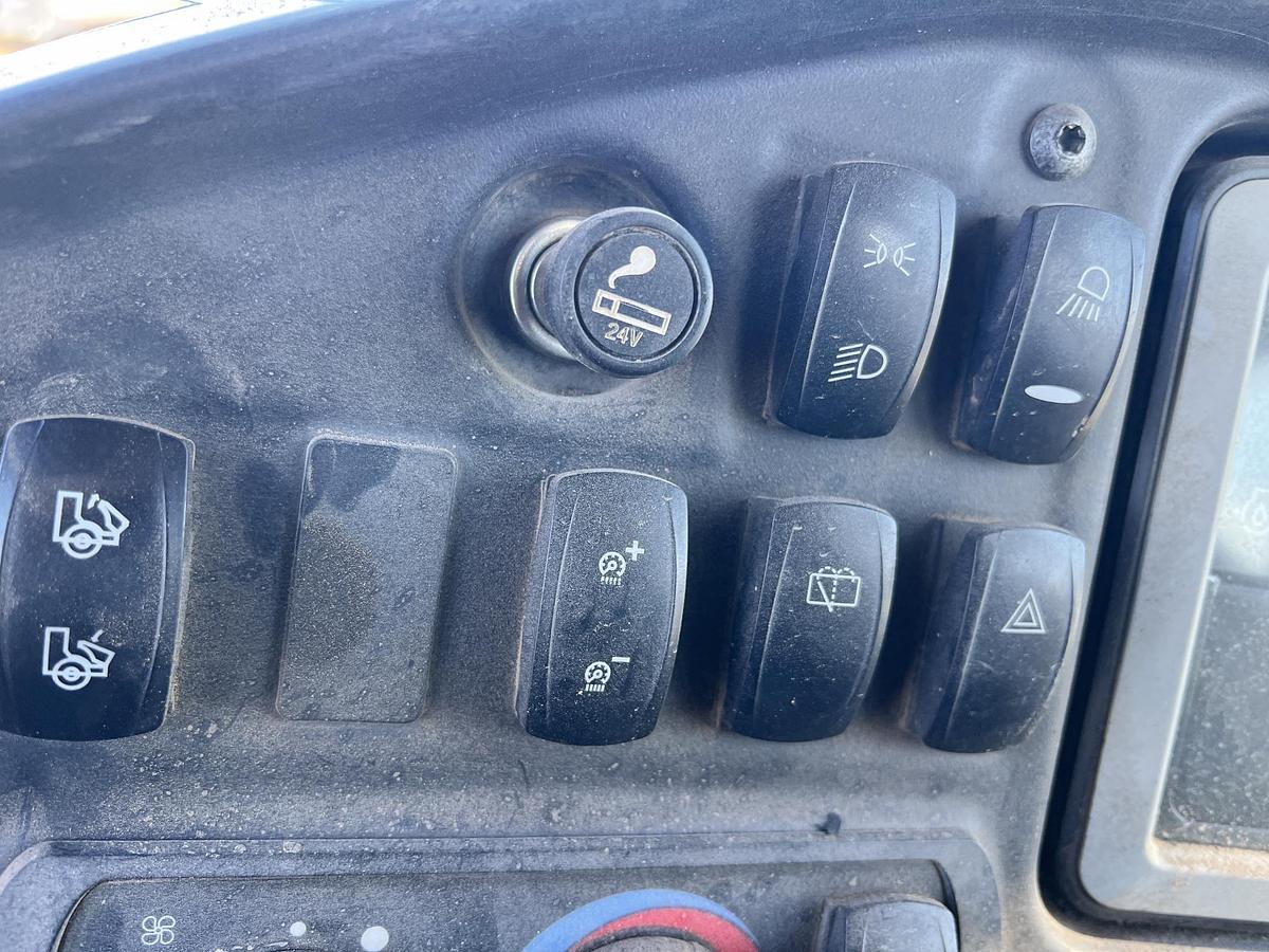 Used 2015 CATERPILLAR 740B