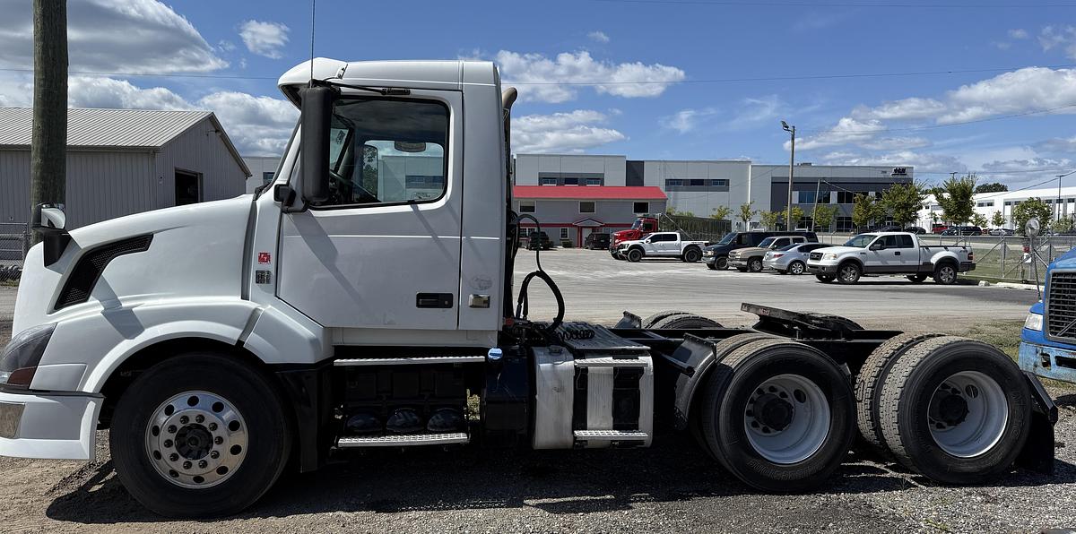 Used 2012 VOLVO VNL64T300