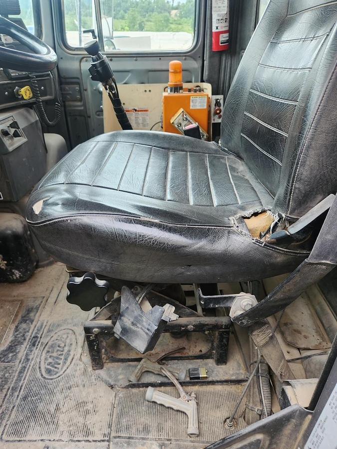 Used 2001 MACK DM690S Conveyor