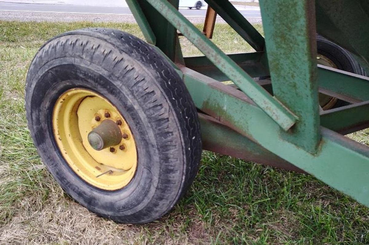 Used JOHN DEERE 350-22 Gravity Wagon
