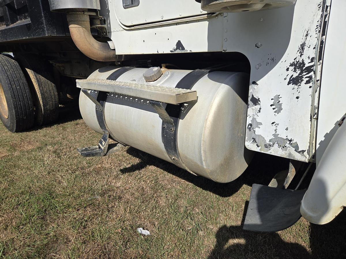 Used 2005 FREIGHTLINER FLD 120