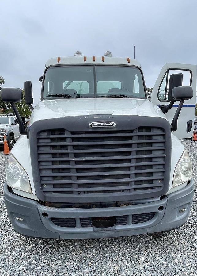 Used 2013 FREIGHTLINER Cascadia Septic Truck