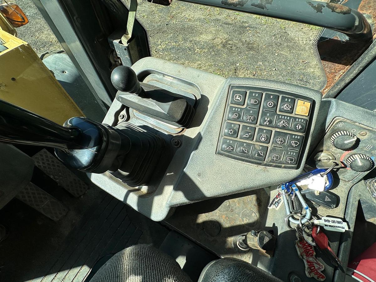 Used 2005 DEERE 624J