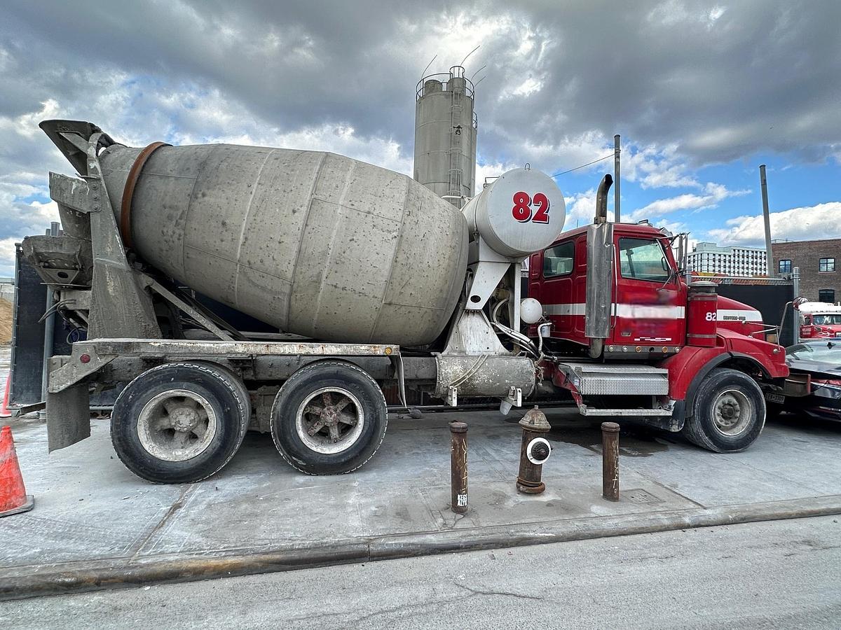 Used 2005 WESTERN STAR Rear Mixer