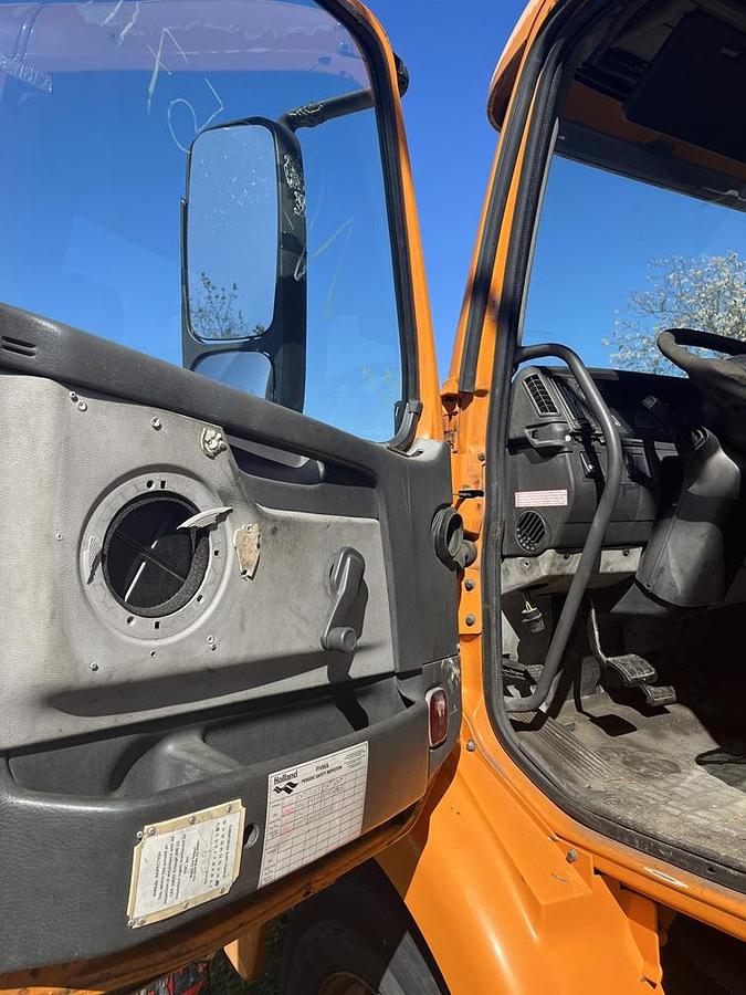 Used 2004 VOLVO VNM-200