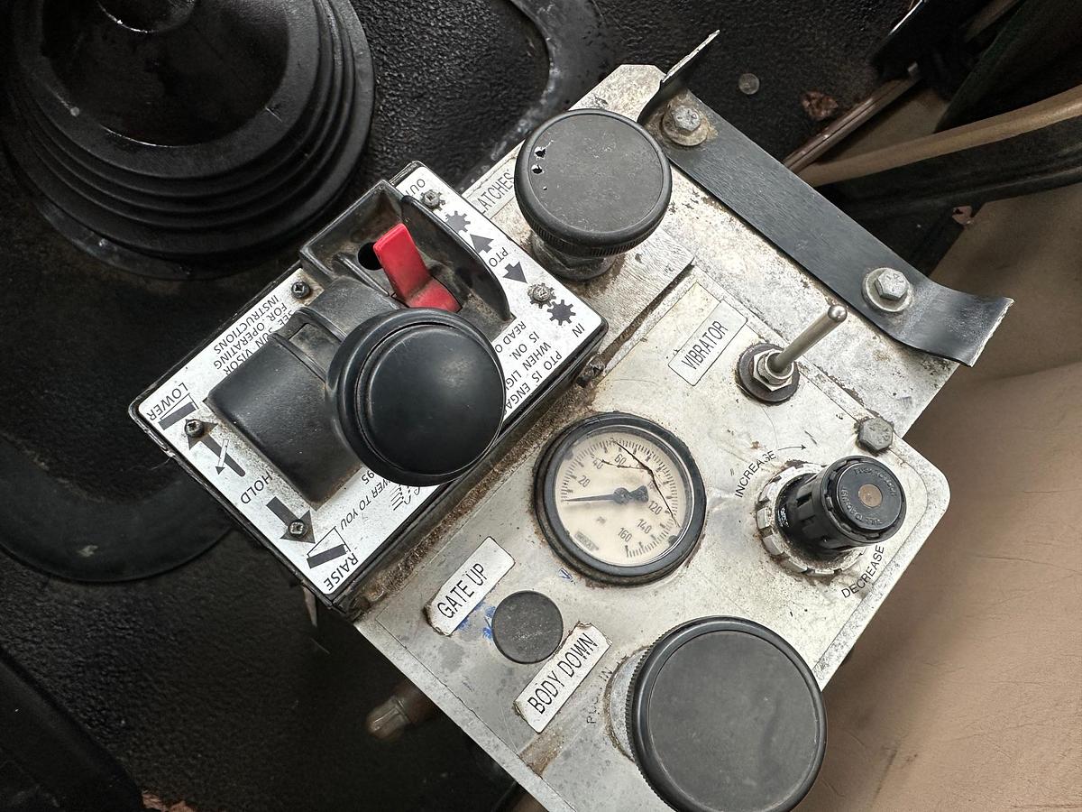 Used 2005 MACK Granite CV713