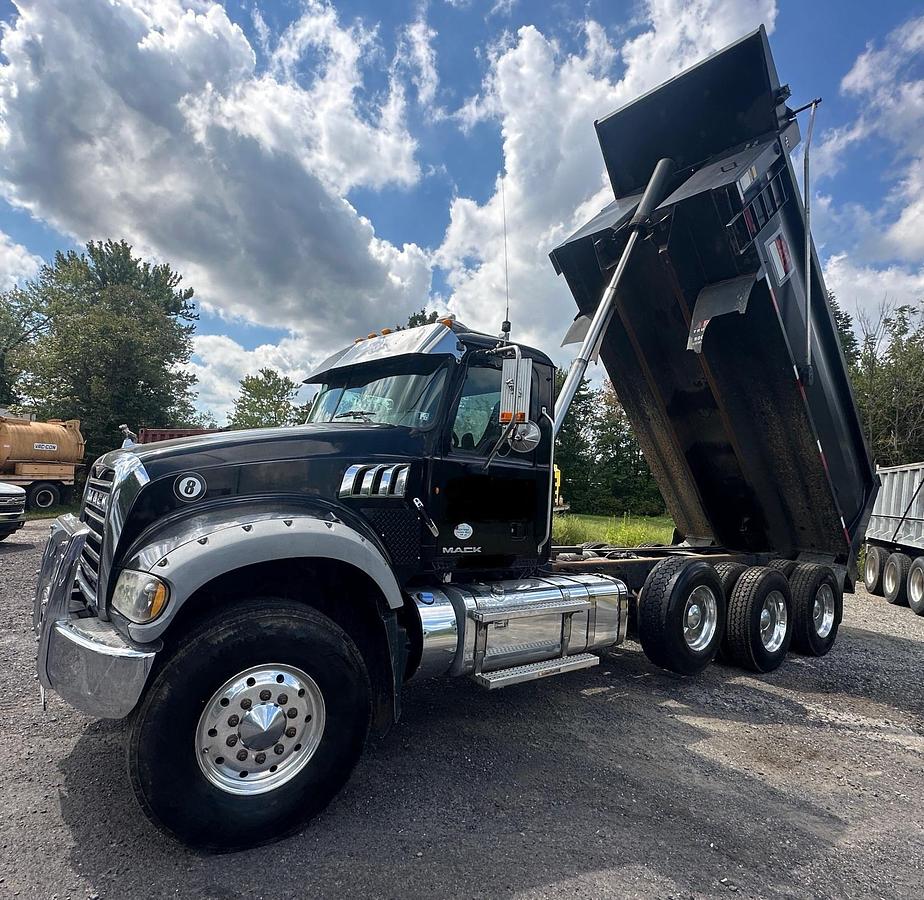 Used 2012 MACK Granite GU713