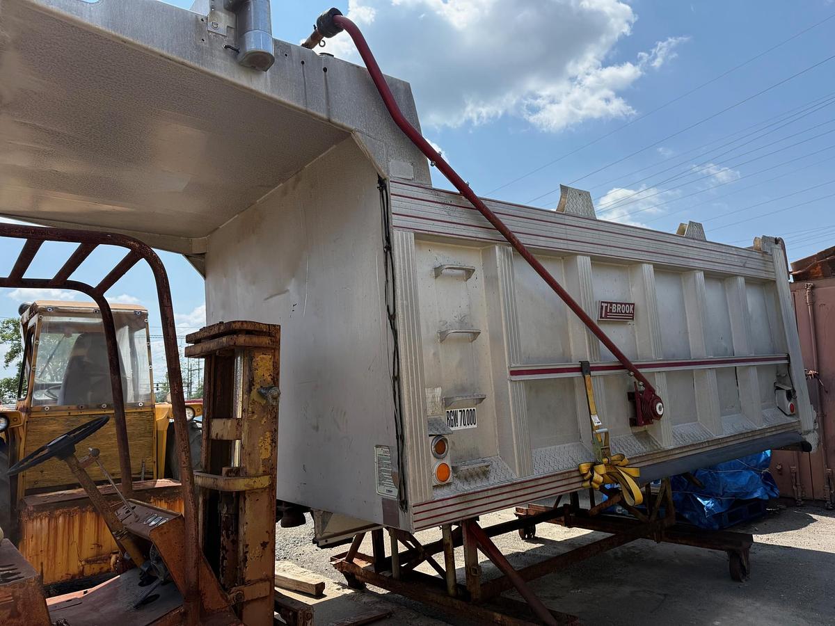 Used 1997 AUTOCAR DK6 Tilt Nose