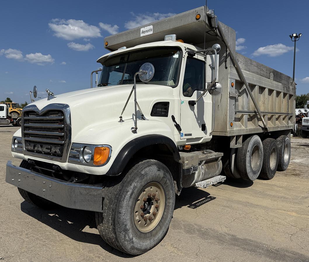 Used 2005 MACK CV713
