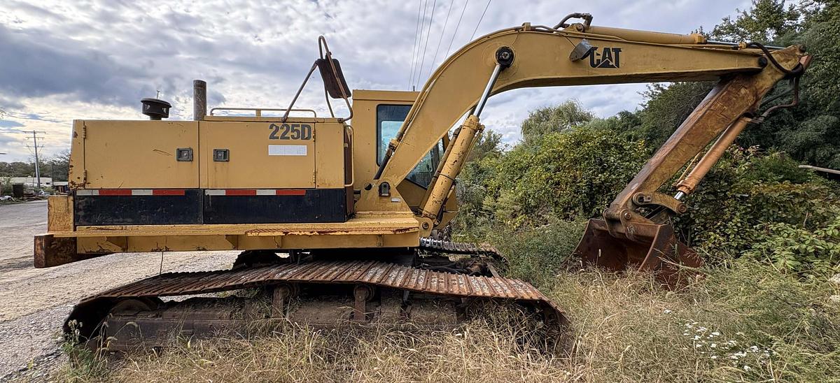 Used 1990 CATERPILLAR 225D