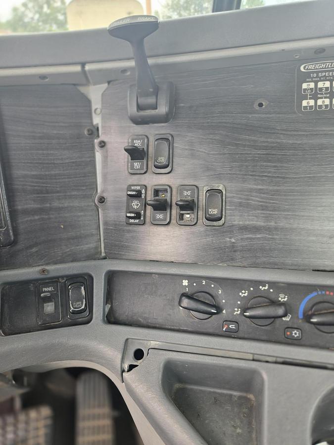 Used 2007 FREIGHTLINER Columbia
