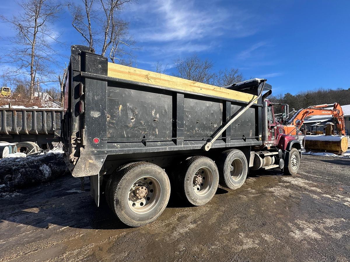 Used 2005 MACK CV713