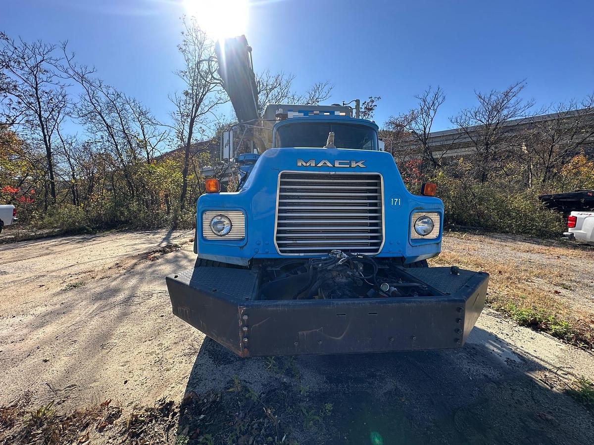 Used 2000 MACK DM690S Conveyor